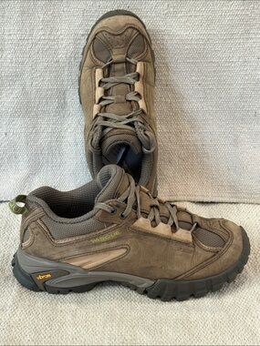 Vasque Women’s size 6.5 Tan Hiking Shoes/boots